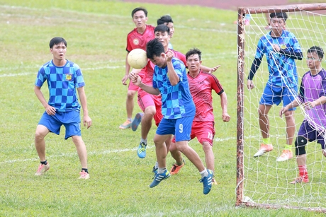 Pha tranh bóng trong trận Bình Tân (áo xanh) thắng TX Bình Minh 3-0.