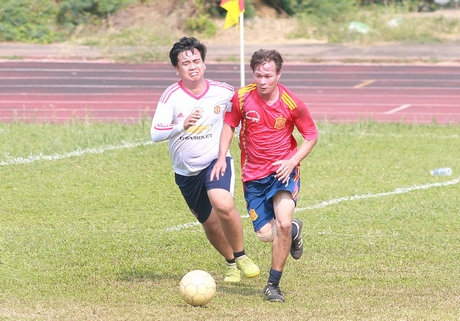 Pha tranh bóng trong trận Vũng Liêm (áo đỏ) thắng TP Vĩnh Long 4-1.