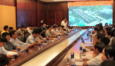 Tại Công ty TNHH luyện kim Trần Hồng Quân, lãnh đạo công ty giới thiệu tình hình thực hiện dự án Nhà máy điện phân nhôm Đắk Nông.