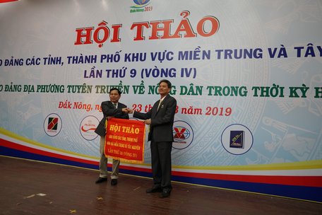 Trao cờ đăng cai hội thảo lần thứ 10 năm 2020 cho Báo Quảng Trị.
