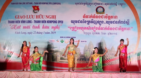 Thanh niên hai tỉnh giao lưu nhiều tiết mục hát múa đặc sắc ca ngợi đất nước, con người Việt Nam và  Campuchia