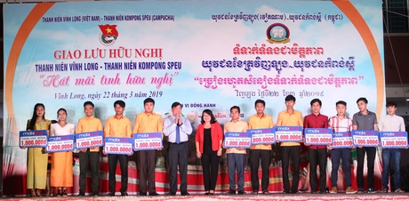 Đồng chí Trần Văn Rón- Ủy viên BCH Trung ương Đảng, Bí thư Tỉnh ủy trao học bổng cho lưu sinh viên Campuchia và Lào