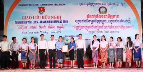 Trao quyết định thành lập Câu lạc bộ Lưu sinh viên Campuchia, Lào đang học tập tại tỉnh