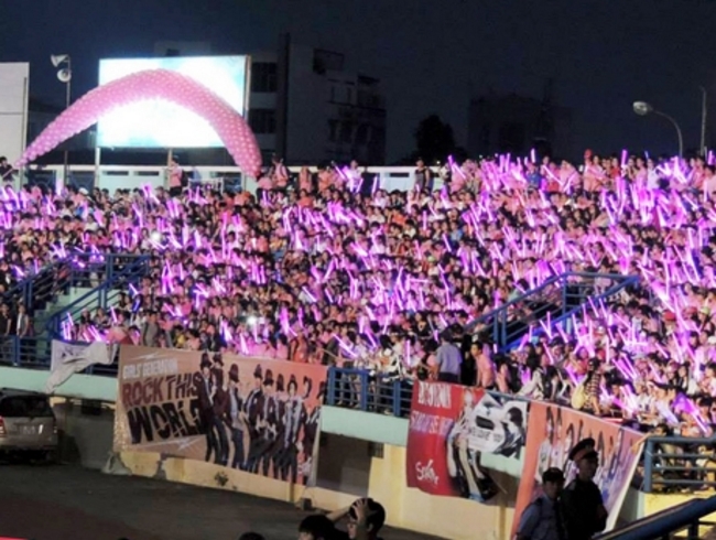 Hàng ngàn bạn trẻ đến xem buổi biểu diễn của thần tượng Hàn Quốc tại TP Hồ Chí Minh.