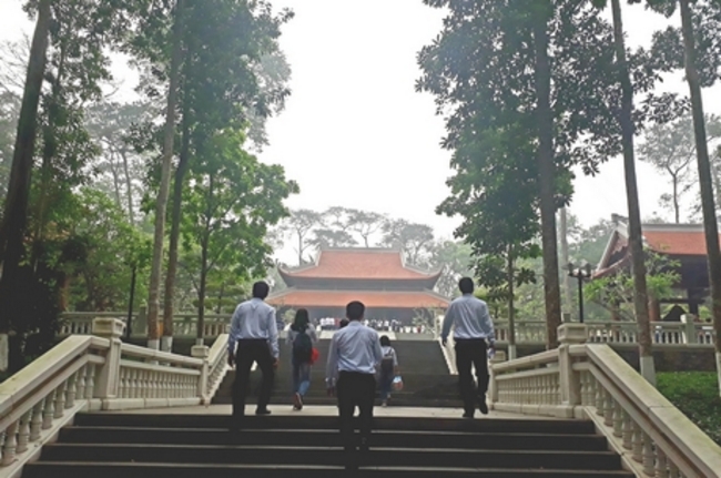 Tháng 11/2012, Thủ tướng quyết định thành lập khu rừng bảo vệ cảnh quan đặc biệt Di tích lịch sử về Chủ tịch Hồ Chí Minh tại Đá Chông. Hơn 1 năm sau, nhà tưởng niệm Người được xây dựng theo kiến trúc truyền thống.