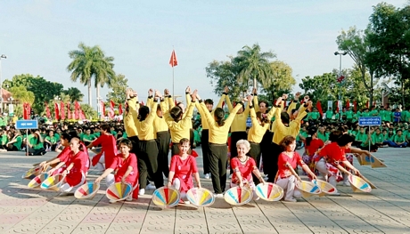 Đội Thể dục dưỡng sinh TP Vĩnh Long biểu diễn trước giờ khai mạc.