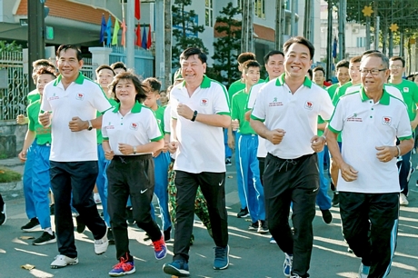 Ông Trần Trần Văn Rón- Ủy viên BCH Trung ương Đảng- Bí thư Tỉnh ủy Vĩnh Long (giữa) cùng tham gia Ngày chạy Olympic vì sức khỏe toàn dân.