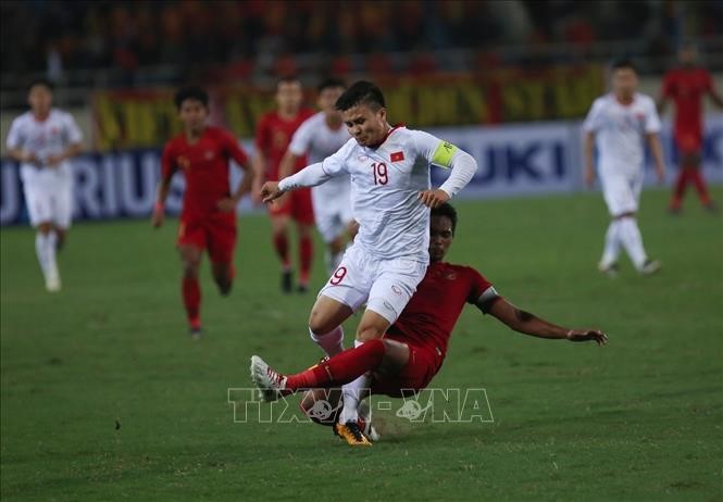 Quang Hải (số 19) nỗ lực đi bóng trong sự cản phá quyết liệt của hậu vệ U23 Indonesia. Ảnh: Trọng Đạt/TTXVN