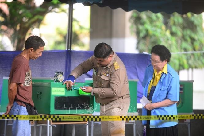 Đại diện cử tri, chính quyền và Ủy ban Bầu cử cùng kiểm tra thùng phiếu trước khi bắt đầu bỏ phiếu ngày 24/3. Ảnh: Sơn Nam/Pv TTXVN tại Thái Lan
