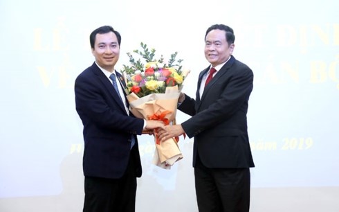 Chủ tịch Ủy ban Trung ương Mặt trận Tổ quốc Việt Nam Trần Thanh Mẫn chúc mừng ông Vũ Văn Tiến.