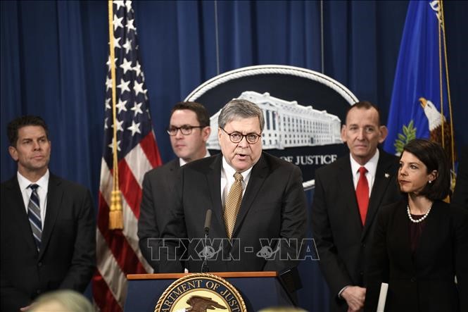 Bộ trưởng Tư pháp Mỹ William Barr (giữa) trong cuộc họp báo tại Washington DC., ngày 7/3/2019. Ảnh: THX/TTXVN