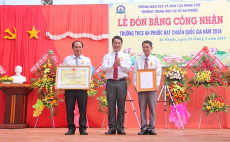 Phó Chủ tịch UBND tỉnh- Lữ Quang Ngời trao bằng công nhận và quyết định cộng nhận cho lãnh đạo nhà trường.
