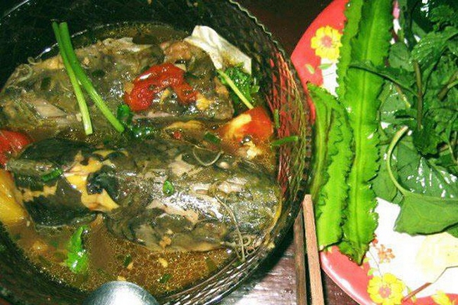 Món cá lăng nấu với rau ngót có vị chua dịu của chanh, cà chua, cần tây kết hợp cùng với vị ngọt của cá và các loại rau, gia vị.