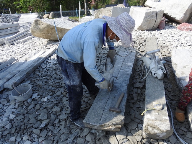 Tản đá lớn được thợ đã cắt cẩn thận, sau đó đục để cho ra những cột đá thẳng.
