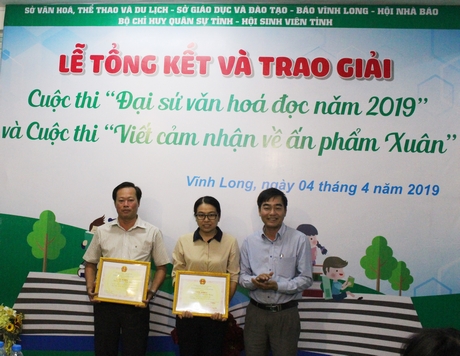 Giải tập thể trong vòng sơ khảo cuộc thi “Đại sứ Văn hóa đọc 2019” được trao cho Trường TH Xuân Hiệp A (Trà Ôn) và Trường THPT Nguyễn Thông (TP Vĩnh Long).