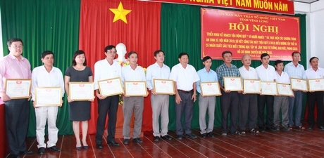 Ông Lê Quang Đạo- Chủ tịch Ủy ban MTTQ Việt Nam tỉnh tặng giấy khen cho các tập thể và cá nhân xuất sắc trong học tập và làm theo tư tưởng, đạo đức, phong cách Hồ Chí Minh.
