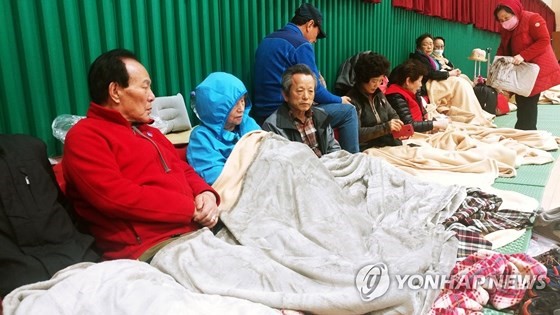 Cư dân sơ tán đến một trại tạm trú ở Goseong. Ảnh: YONHAP