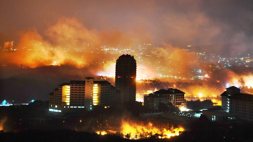 Chính phủ Hàn Quốc ban bố tình trạng thảm họa quốc gia đối với vụ cháy rừng tối 4/4. Ảnh: AFP