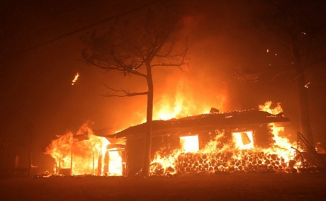 Nhà cửa bị thiêu trụi trong vụ hỏa hoạn. Ảnh: AFP