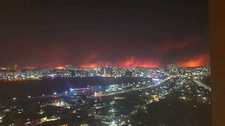 Ngọn lửa lớn từ rừng lan đến khu dân cư sinh sống. Ảnh: Reuters