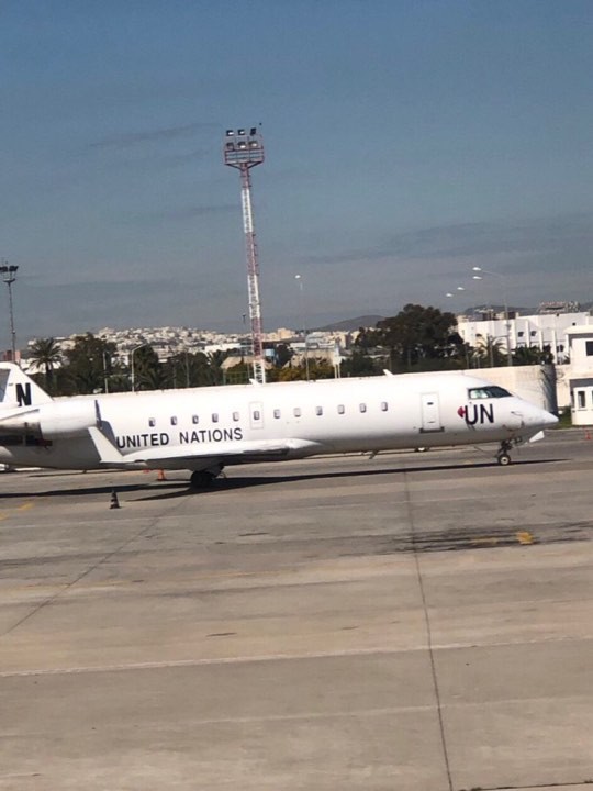 Máy bay của LHQ tại thủ đô Tripoli. Ảnh: Twitter