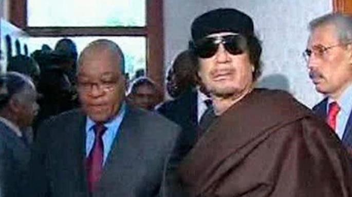 Lãnh đạo Libya Gaddafi (phải) đón Tổng thống Nam Phi Zuma tại Tripoli vào tháng 5/2010. Ảnh: Reuters