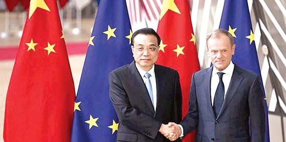 Thủ tướng Trung Quốc Lý Khắc Cường (trái) và Chủ tịch Hội đồng châu Âu Donald Tusk