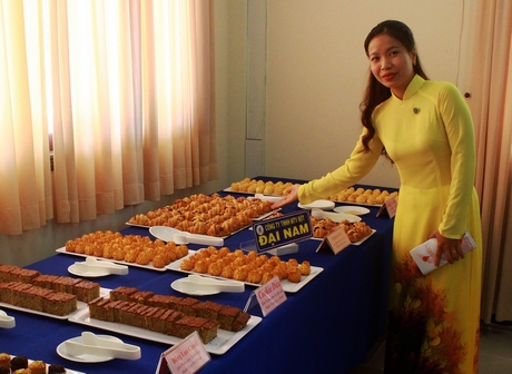 Sản phẩm của một doanh nghiệp ở TP Vĩnh Long tham gia lễ hội bánh dân gian TP Cần Thơ năm 2018.