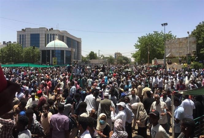 Người biểu tình tập trung tại Khartoum, Sudan, ngày 8/4/2019. Ảnh: AFP/ TTXVN