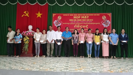Ông Nguyễn Văn Tộ- Chủ tịch Liên đoàn Lao động huyện tặng quà cho đoàn viên người dân tộc có hoàn cảnh khó khăn.