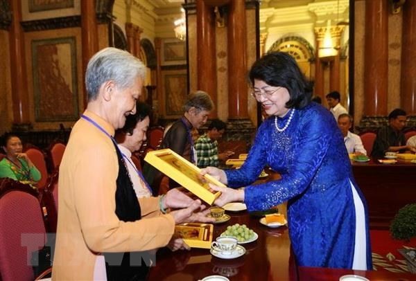 Phó Chủ tịch nước Đặng Thị Ngọc Thịnh tặng biểu trưng ảnh chân dung Bác Hồ cho các đại biểu. (Ảnh: Dương Giang/TTXVN)