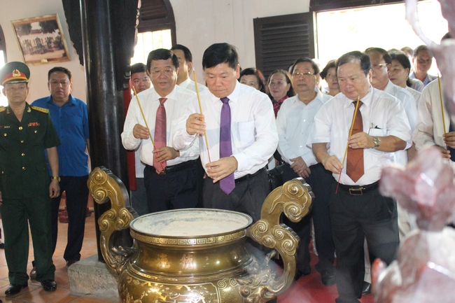 Ủy viên BCH Trung ương Đảng, Bí thư Tỉnh ủy- Trần Văn Rón dẫn đầu đoàn dâng hương trong ngày Giỗ Tổ Hùng Vương năm 2019 tại Bảo tàng tỉnh.