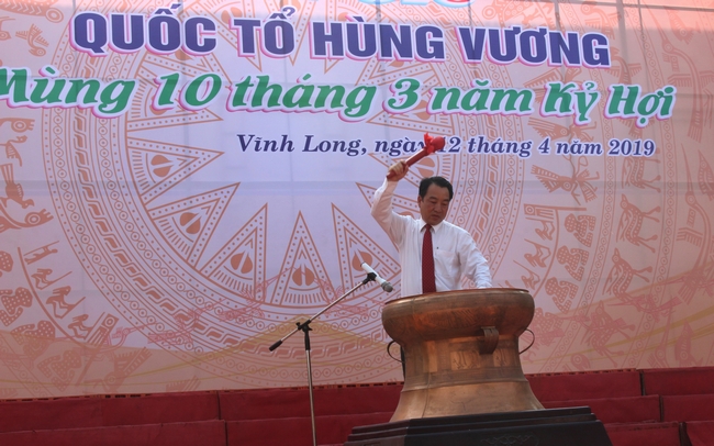 Phó Chủ tịch UBND tỉnh- Lữ Quang Ngời đánh trống khai lễ giỗ Quốc Tổ Hùng Vương.