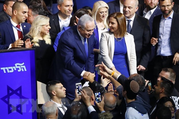Thủ tướng Israel Benjamin Netanyahu (giữa) mừng chiến thắng với những người ủng hộ tại trụ sở đảng Likud ở Tel Aviv, ngày 10/4/2019. (Nguồn: AFP/TTXVN)