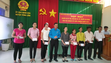  Ông Huỳnh Bá Long- Chủ tịch Liên đoàn Lao động tỉnh tặng quà cho đoàn viên người dân tộc có hoàn cảnh khó khăn.