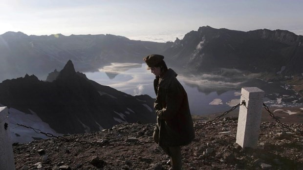 Một phụ nữ Triều Tiên đi bộ trên đỉnh núi lửa Baekdu. (Nguồn: AP)