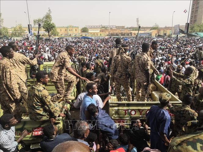 Binh sĩ Sudan gác gần trụ sở Bộ Quốc phòng ở thủ đô Khartoum khi người dân biểu tình phản đối chính quyền của Tổng thống Omar al-Bashir, ngày 11/4/2019. Ảnh: AFP/TTXVN