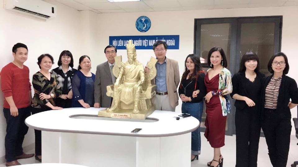 Ban dự án Ngày Quốc Tổ Việt Nam toàn cầu trao tượng Vua Hùng cho đại diện Đại sứ quán Việt Nam tại Ba Lan.