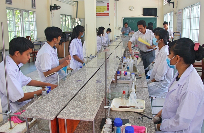 Các thí sinh tham gia dự thi môn Hóa học tại trường THPT Chuyên Nguyễn Bỉnh Khiêm.