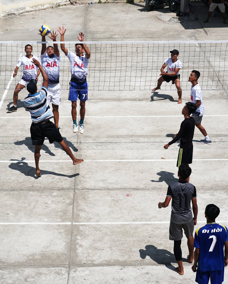 Môn thi đấu bóng chuyền nam diễn ra kịch tính tại sân UBND xã Tân Mỹ.