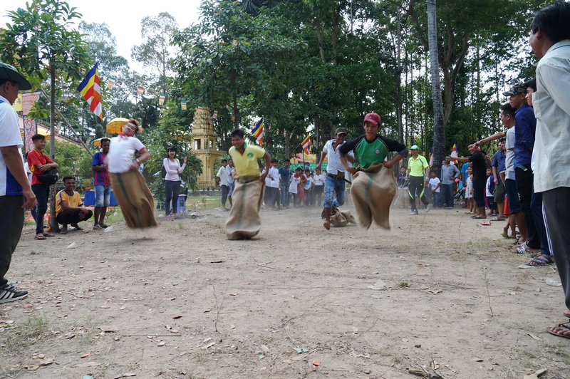 Trò chơi nhảy bao bố được các bạn nam hào hứng tham gia tại sân chùa Gò Xoài.