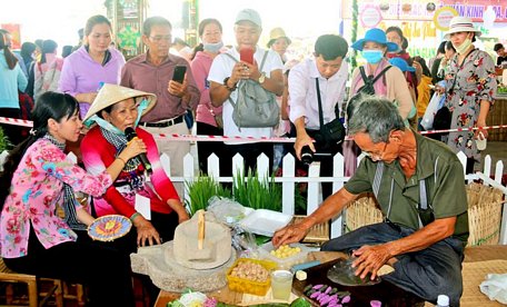 Nghệ nhân đến từ quận Bình Thủy, TP Cần Thơ trình diễn làm bánh con sùng ngũ sắc, tạo màu từ rau củ.
