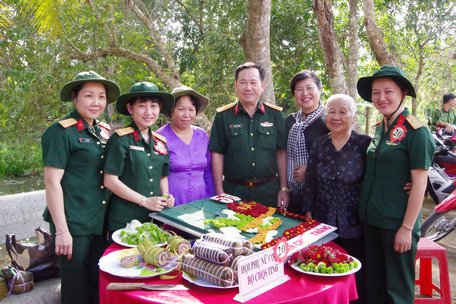 Thiếu tá Nguyễn Hồng Ngọc Huệ (thứ 2 từ trái sang) luôn thể hiện sự gương mẫu, năng động trong công việc.