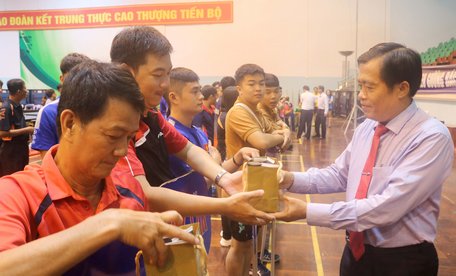 Ông Nguyễn Đức Đảm- Giám đốc Sở Văn hóa, Thể thao và Du lịch tỉnh Tiền Giang trao cờ và tặng phẩm cho các đoàn VĐV tham dự giải.