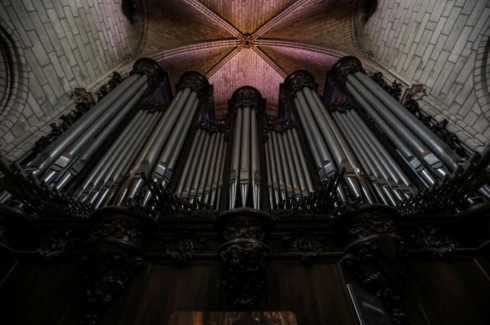 Đại phong cầm trong Nhà thờ Đức Bà - một loại nhạc cụ có ý nghĩa quan trọng trong các nghi lễ tôn giáo phương Tây.