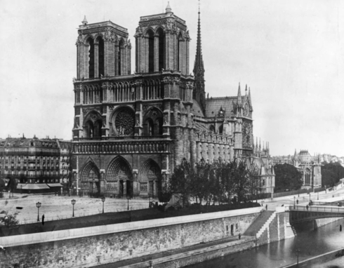 Nhà thờ Đức Bà được xây dựng từ thế kỷ 12 - 14 là công trình kiến trúc biểu tượng của văn minh Thiên chúa giáo phương Tây theo phong cách Gothic. Nằm trên hòn đảo Ile de la Cité của sông Seine, Nhà thờ Đức Bà là trái tim của Paris, là trung tâm của nước Pháp.