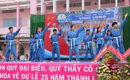 Chất lượng GD- ĐT của nhà trường được nâng cao qua từng năm học. Trong ảnh: Học sinh nhà trường biểu diễn nhân lễ kỷ niệm 25 năm ngày thành lập Trường THPT Vĩnh Long.