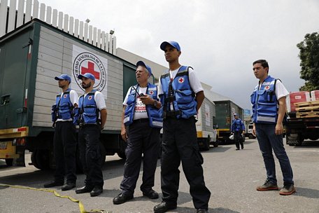 Các điều phối viên tại kho tiếp nhận hàng viện trợ của ICRC cho Venezuela, ngày 16/4. (Nguồn: AP)