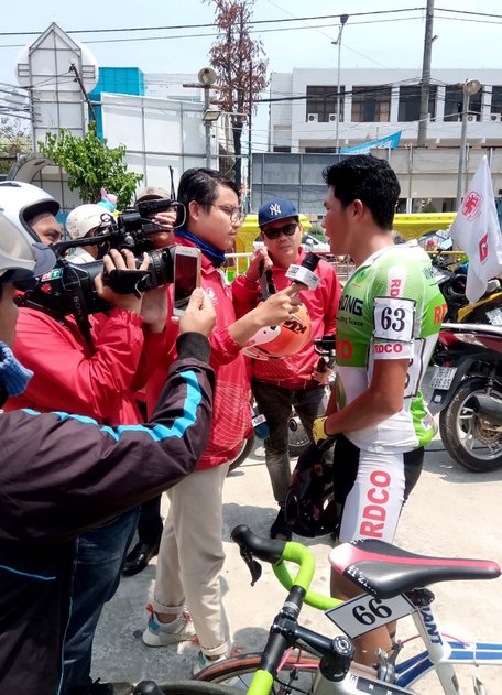 Tay đua Võ Thành An (RDCO Vĩnh Long) trả lời phỏng vấn báo chí sau khi về đích.