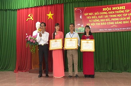 Ông Nguyễn Thành Tâm- Phó Bí thư Thường trực Huyện ủy Mang Thít- trao giấy khen tập thể đạt giải Báo công dâng Bác năm 2019.